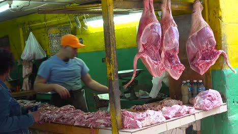 La-Carne-Cruda-Cuelga-De-Un-Puesto-A-Lo-Largo-De-Una-Calle-En-La-Habana,-Cuba