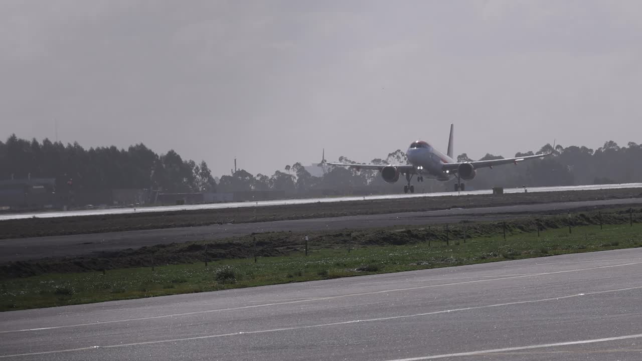 Piccolo aereo che atterra all'aeroporto di Porto al rallentatore.