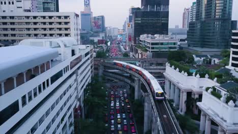 paisaje urbano de bangkok con metro y tráfico