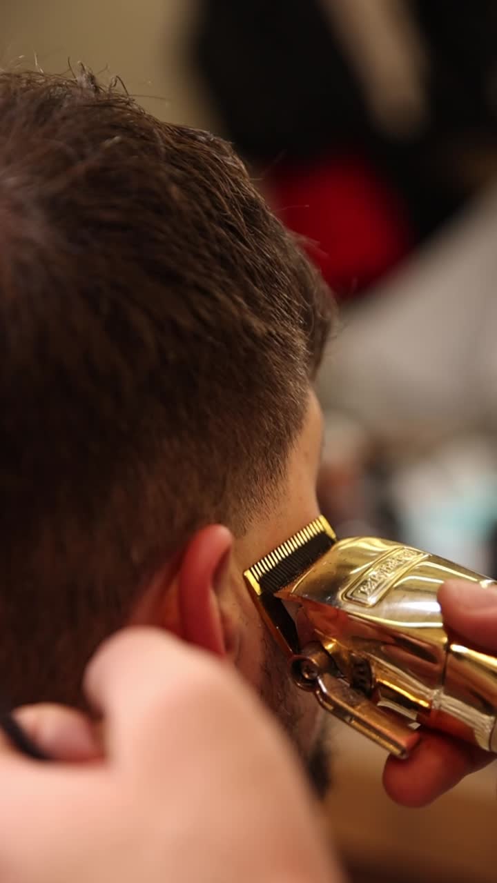 Primo piano di un taglio di capelli con un tagliacapelli