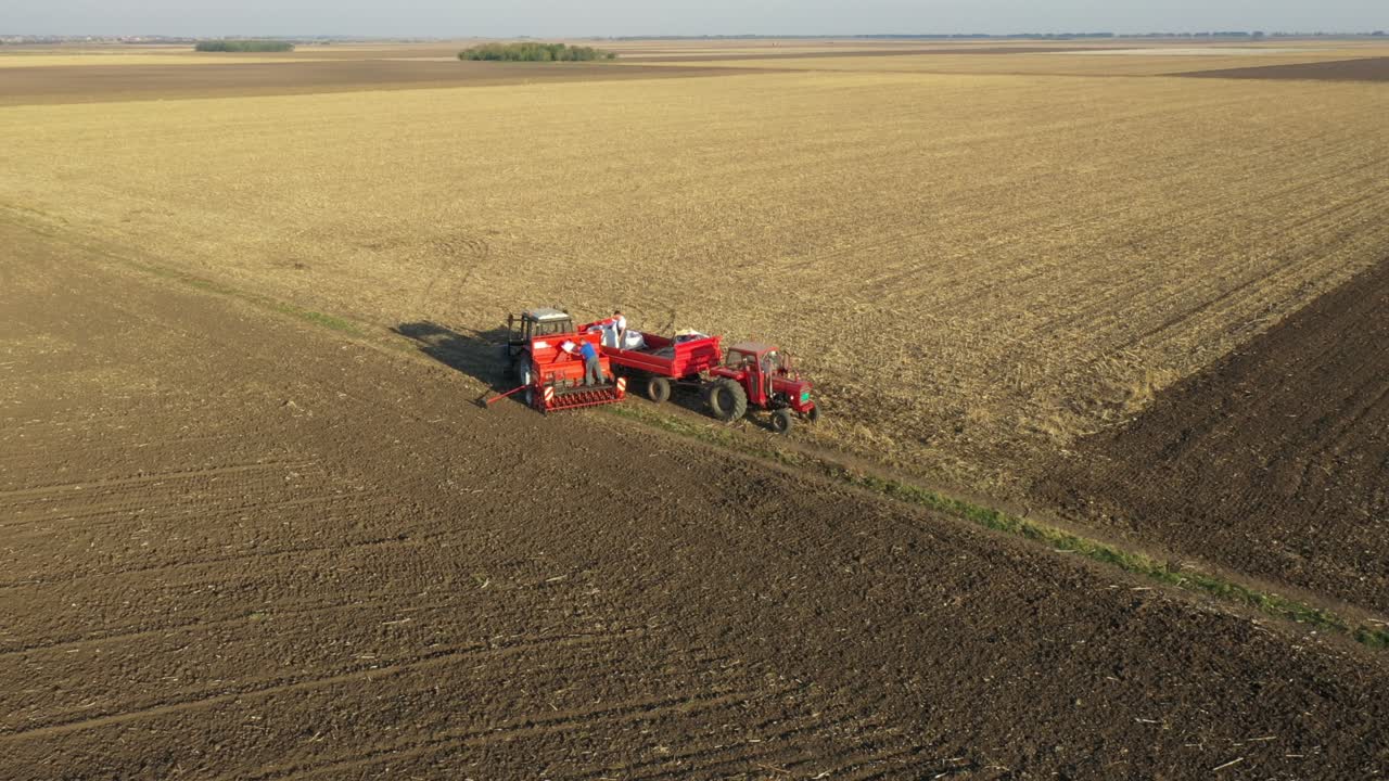 농장, 농경지 에서 재충전 된 씨 드릴 기계 의 공중 사진