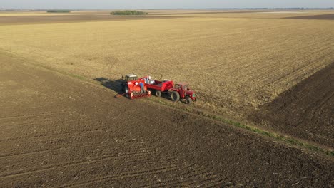 vista aérea de la máquina de perforación de semillas de recarga en el campo agrícola, tierras de cultivo