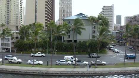 flotando a lo largo del tráfico en waikiki