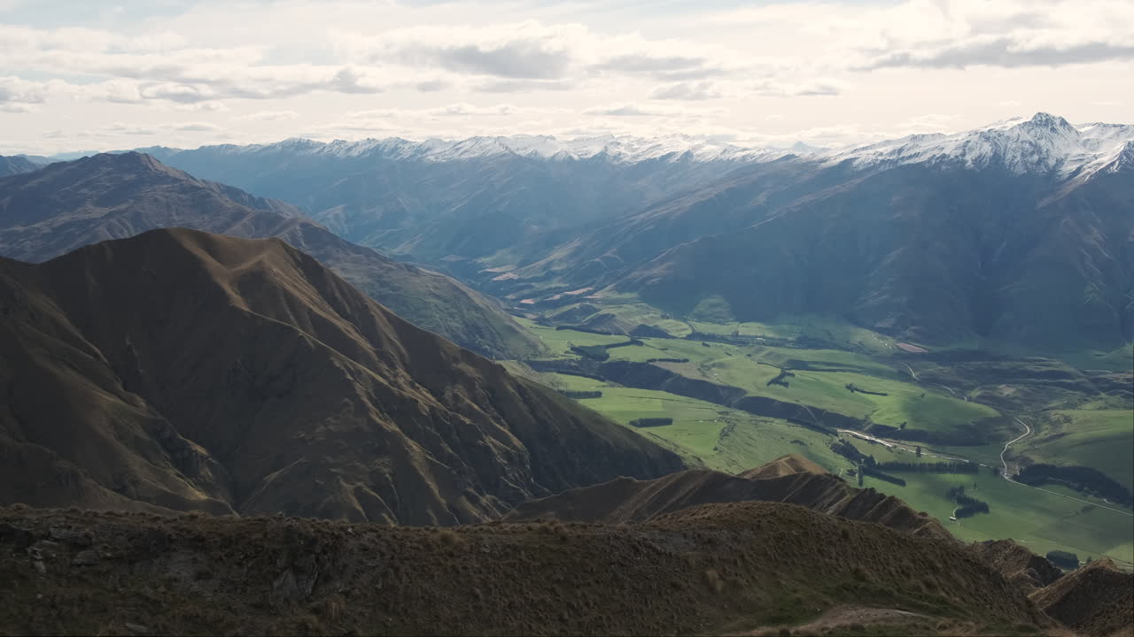 Vista panoramica drammatica dei monti della Nuova Zelanda.