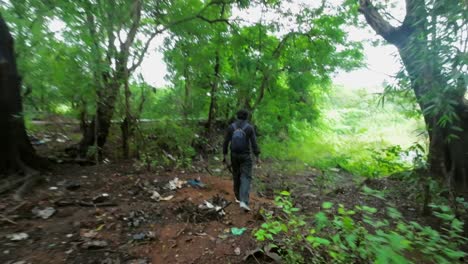 Un-Niño-Está-Caminando-Para-Disfrutar-De-La-Naturaleza-En-La-Vista-Lateral-Trasera-Del-Bosque