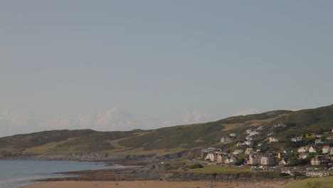 Toma-Panorámica-De-La-Bahía-De-Woolacombe-Que-Muestra-La-Playa-Y-La-Ciudad