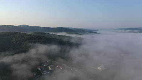 Vista-Aérea-De-La-Ciudad-De-Niebla