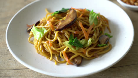 fideos yakisoba salteados con vegetales