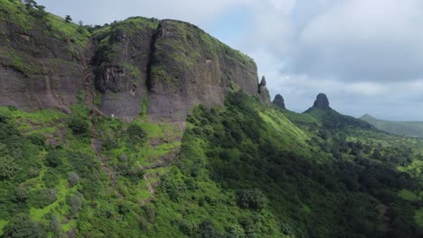 Vista-Aérea-De-La-Atracción-Turística-Histórica-Y-Popular-Del-Fuerte-Anjaneri-Durante-El-Monzón-En-Trimbakeshwar,-Nashik,-Maharashtra,-India