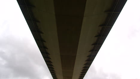 tiro ancho, inclinándose hacia abajo desde la cubierta del puente del puente humber en la orilla sur