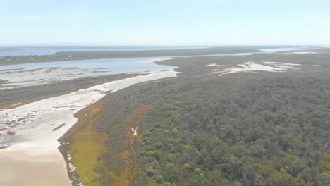 toma aérea avanzando sobre la región de los grandes lagos de gippsland australia