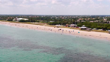 amplio y suave carro aéreo a la izquierda que muestra la playa de jensen en florida, ee.uu.