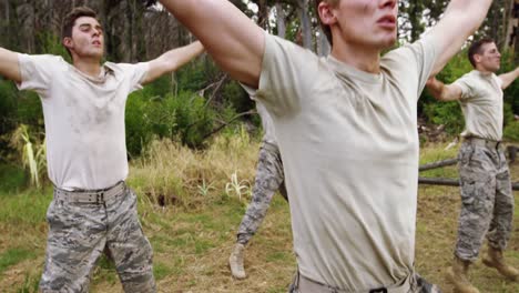 soldados militares ejercitándose en el campamento de entrenamiento 4k