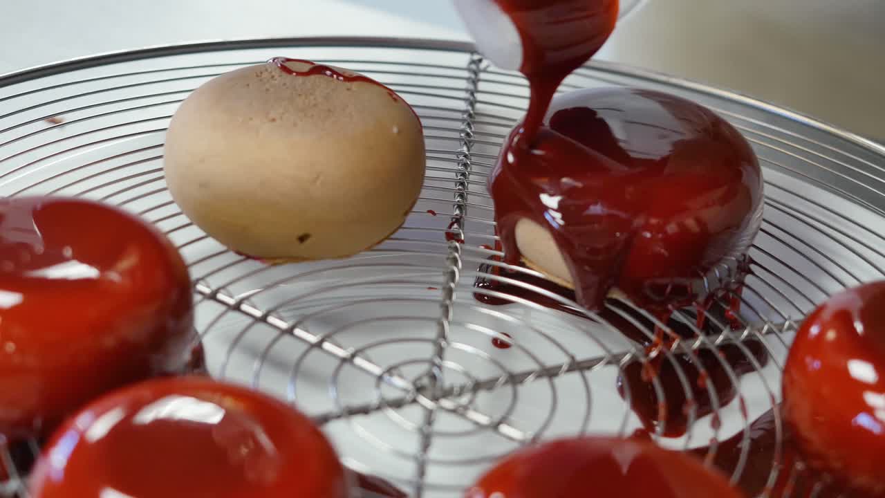 글레이징 초콜릿과 레드 페이스트리