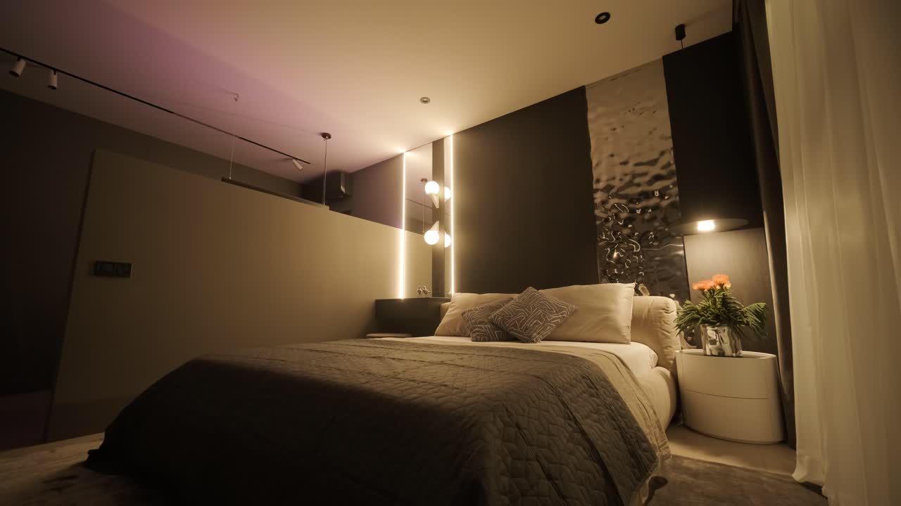 세련되고 우아한 미니멀리즘 가정 인테리어는 깨한 선, 중립적인 색상, 따뜻한 주변 조명을 특징으로하며, 아하고 현대적인 분위기를 만니다.