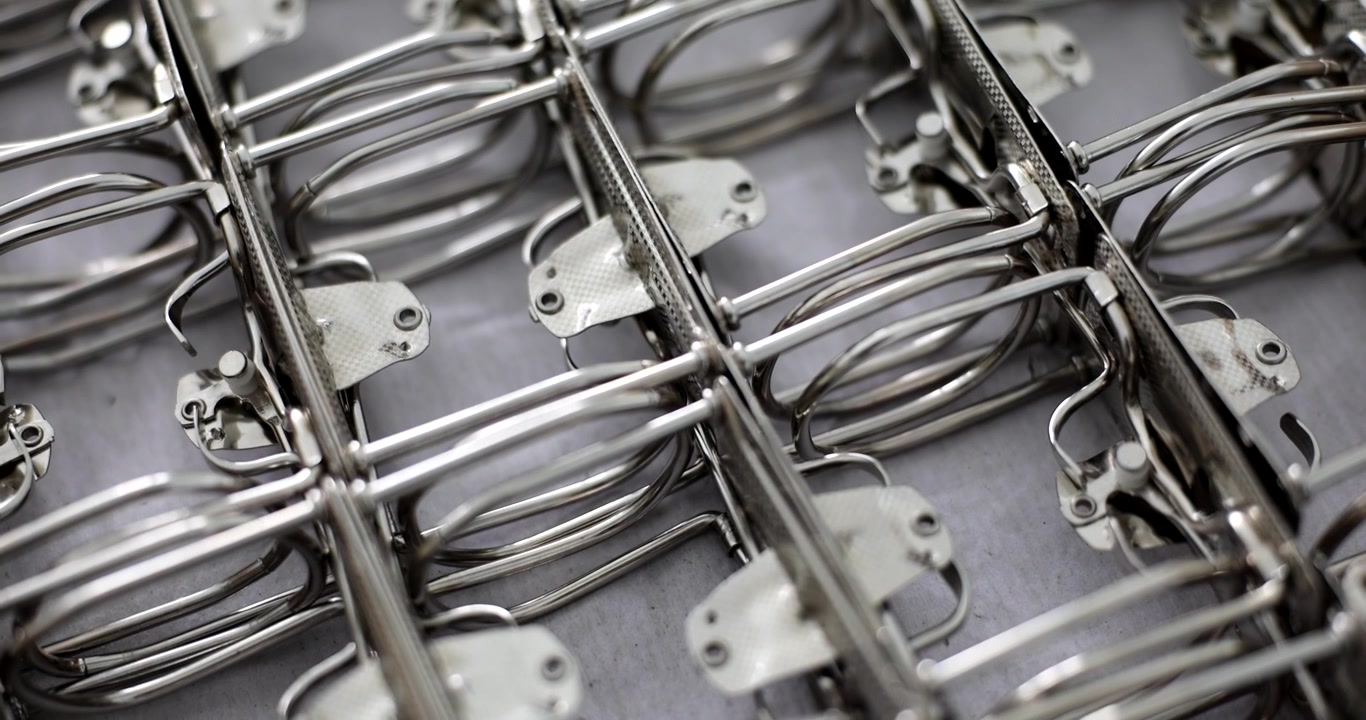 Indviklet dans af metaldele i et værksted fyldt med kreativitet og innovation