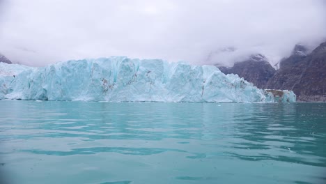 glaciar y glacial agua de mar ártica, groenlandia, vista desde un barco bajo masa de hielo