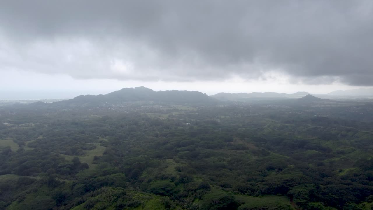 vistas espectaculares del paisaje de la isla de hawaii durante el día nublado