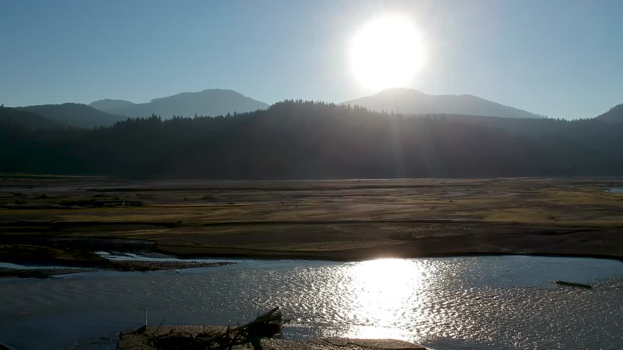 미국 워싱턴 주 알더 호수에서 여름이 끝날 무렵 공중 드론 영상