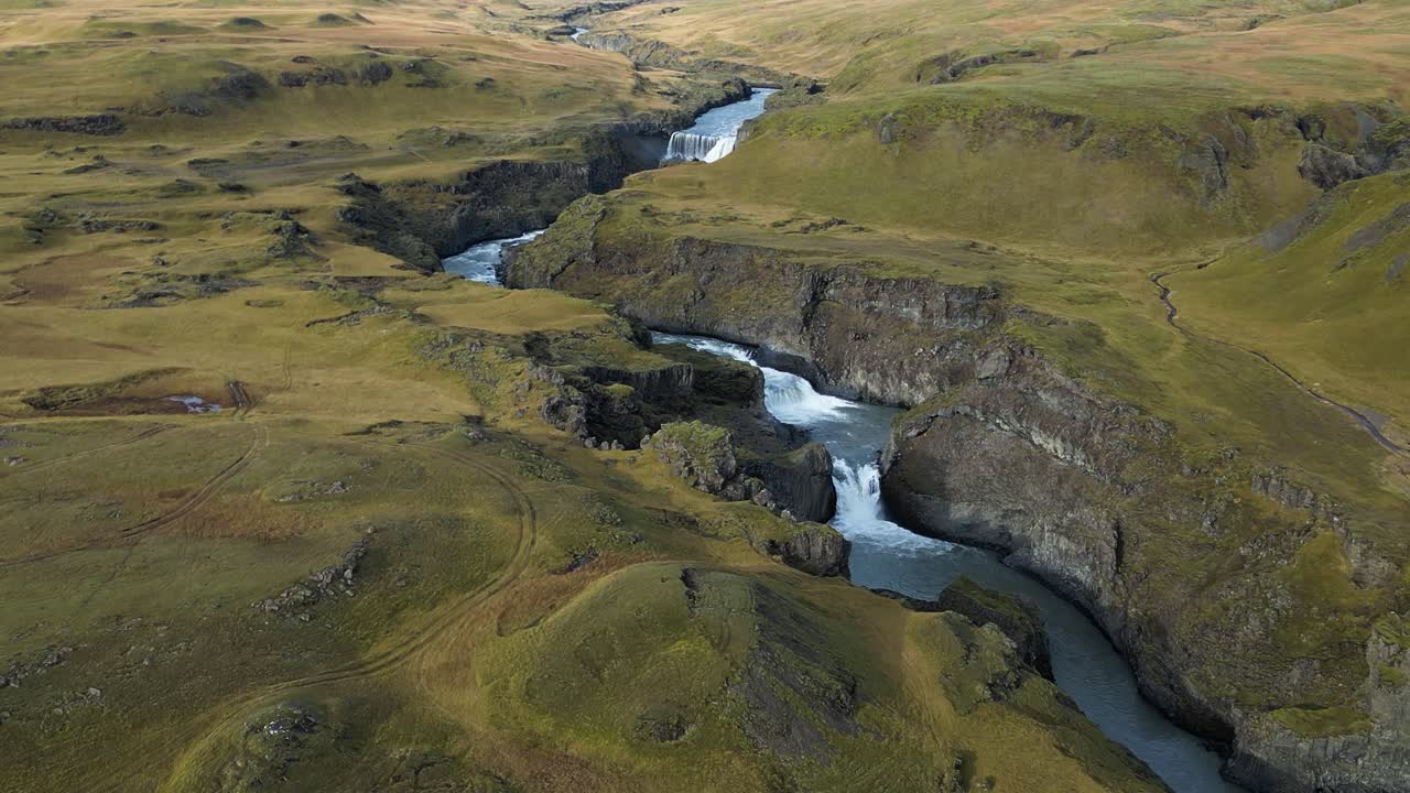 hermosa cascada y río en verde, paisaje de islandia en verano - aérea