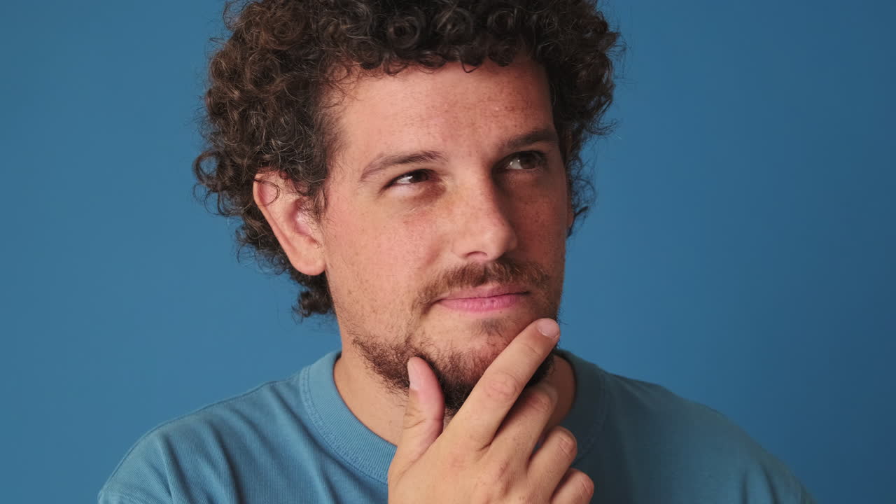 Uomo con i capelli ricci che pensa