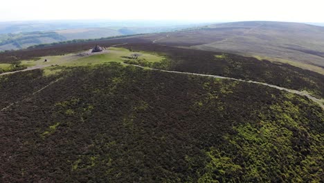 Luftbild-Nach-Vorne-Mit-Blick-Auf-Den-Gipfel-Des-Dunkery-Beacon-Exmoor-In-Devon,-England