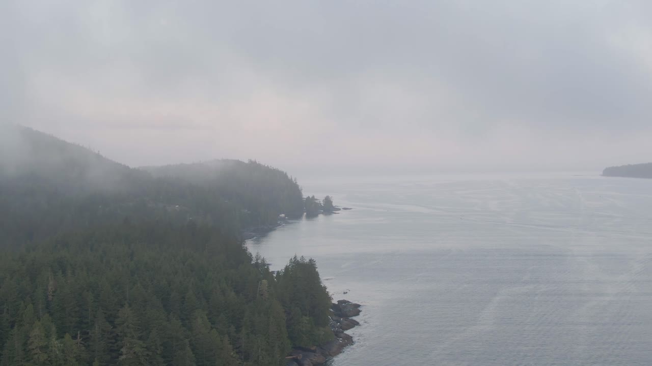 흐린 여름 일출 동안 태평양 해안에 있는 작은 외딴 마을의 공중 전망