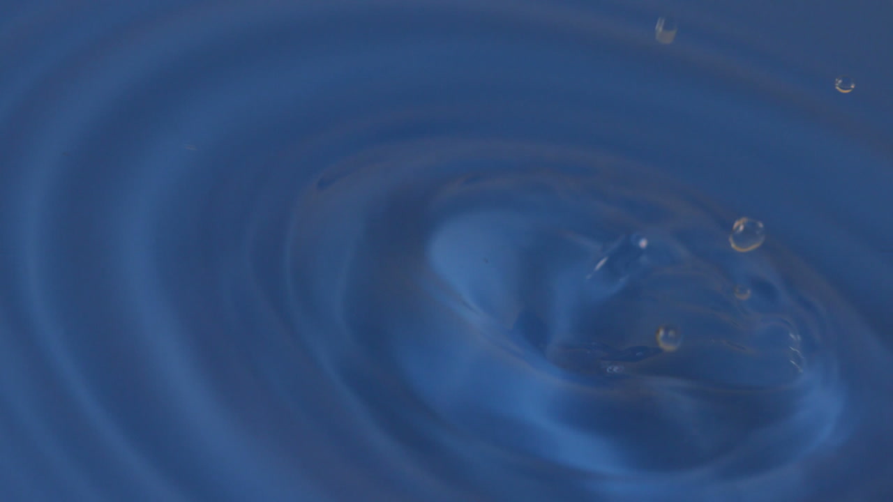 표면에 흘러내리는 은 물