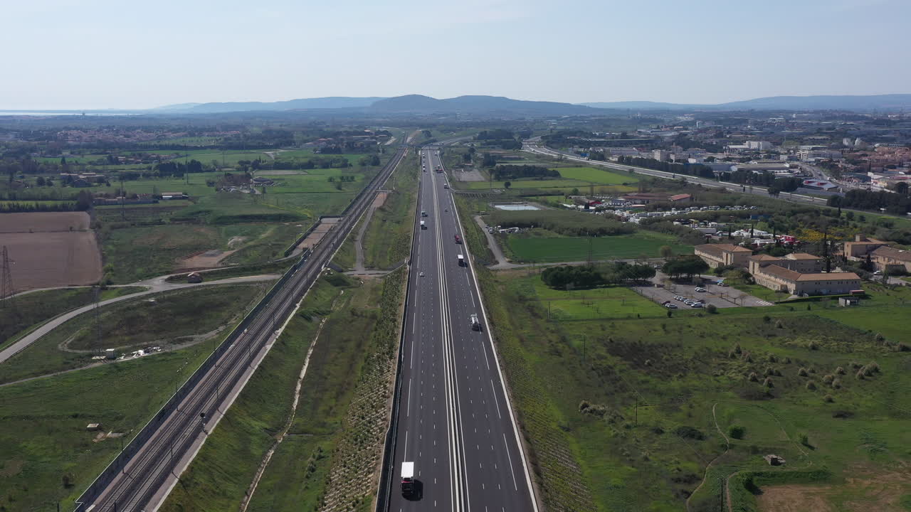 autopista vacía sin tráfico durante el bloqueo del gobierno pandemia de coronavirus
