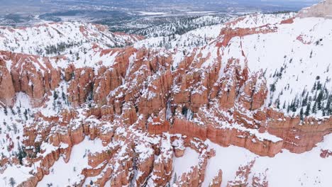 Formaciones-Rocosas-Cubiertas-De-Nieve-En-El-Parque-Nacional-Bryce-Canyon,-Utah,-Estados-Unidos---Disparo-Aéreo-De-Drones