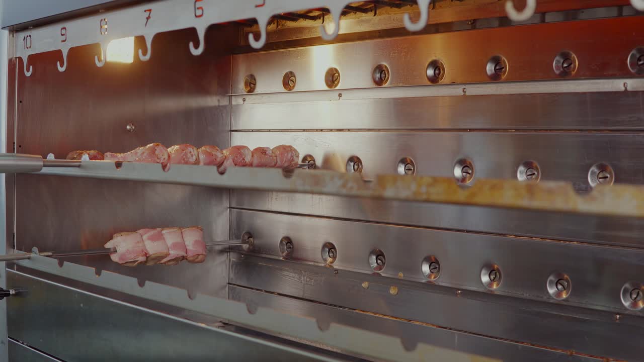 preparação de carne grelhada numa rotisserie