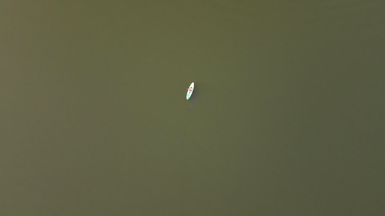 piragüista remando en un lago mirando directamente hacia abajo en tailandia