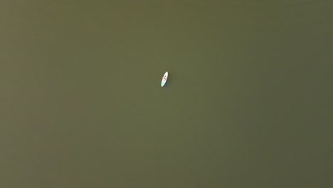 piragüista remando en un lago mirando directamente hacia abajo en tailandia