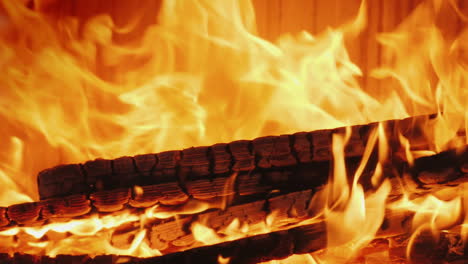 Im-Kamin-Brennt-Brennholz-Schöne-Flamme-Im-Modernen-Kamin