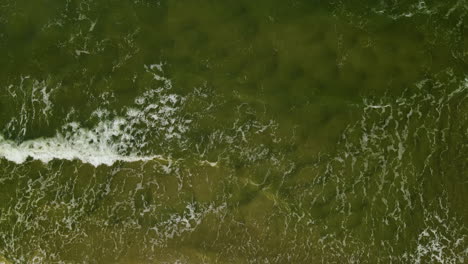 Olas-De-Mar-Oscuro-Salpicando-En-La-Orilla-En-Wladyslawowo,-Región-De-Pomerelia,-Polonia---Drone-Aéreo,-De-Arriba-Hacia-Abajo