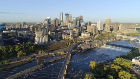 antena historycznego centrum minneapolis w piękny letni poranek