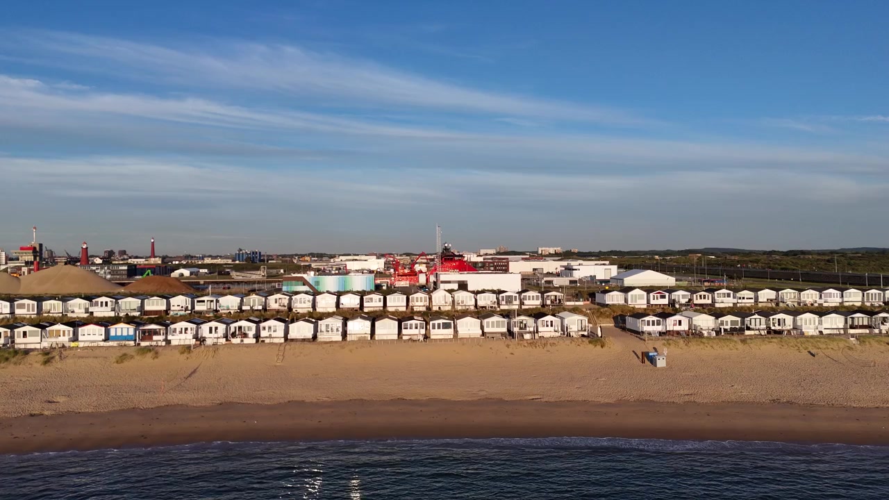 Vista drone su case costiere, dune e area del porto turistico