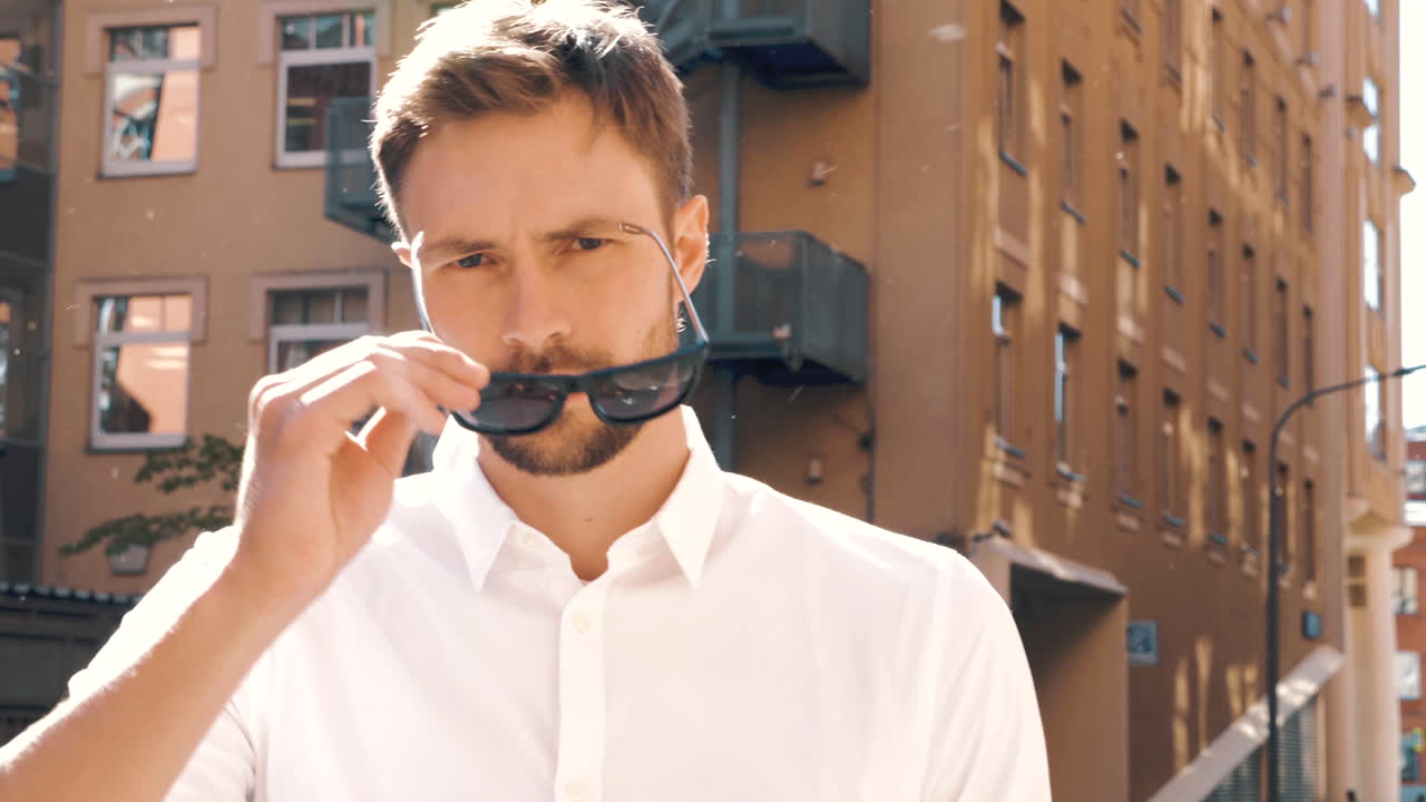 도시에 있는 남자