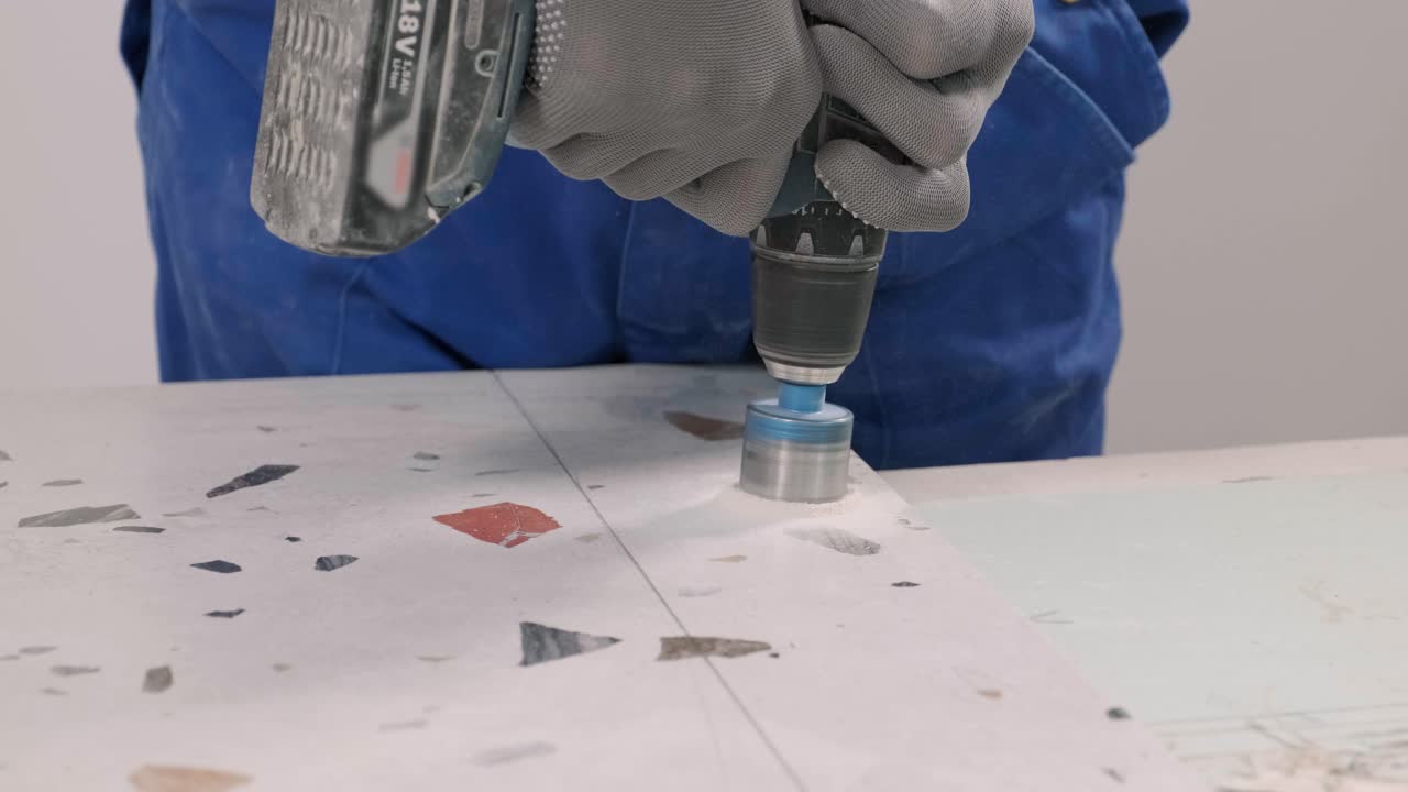 세라 바닥 타일 설치 - 조각을 측정하고 잘라내는 것. 건설, 리모델링, 수리 아파트. 타일 잘라. 타일 절단