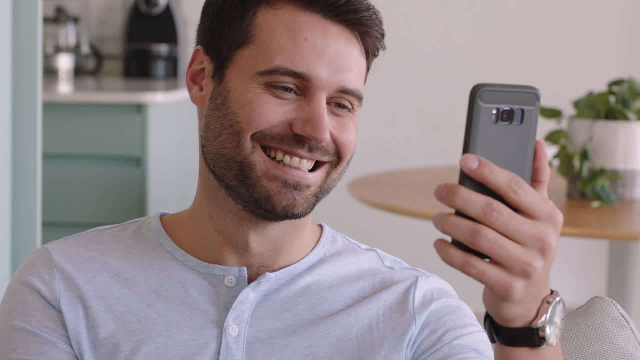 joven sordo hablando por video sosteniendo un teléfono inteligente usando lenguaje de señas saludando disfrutando de la conexión hablando por teléfono móvil