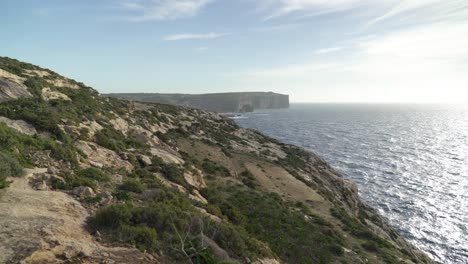 colinas empinadas con vegetación cerca de la costa del mar mediterráneo en la isla de gozo