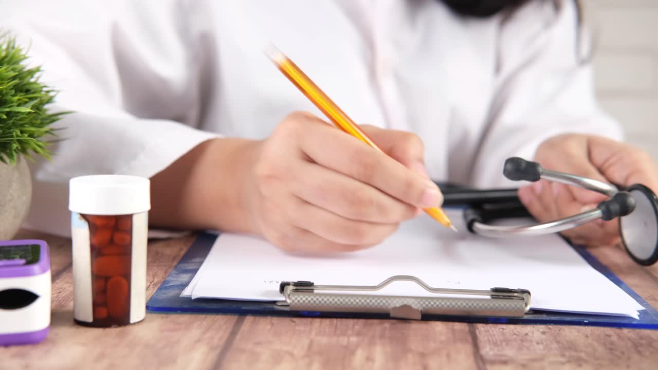 el médico escribiendo una receta