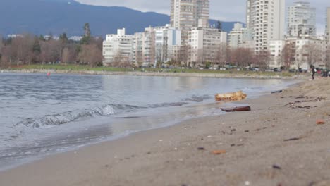 Varias-Tomas-De-Drones-En-English-Bay-Cerca-Del-Centro-De-Vancouver,-Bc-Durante-El-Evento-Polar-Bear-2019