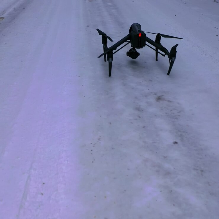 Drone voando em floresta nevada de inverno