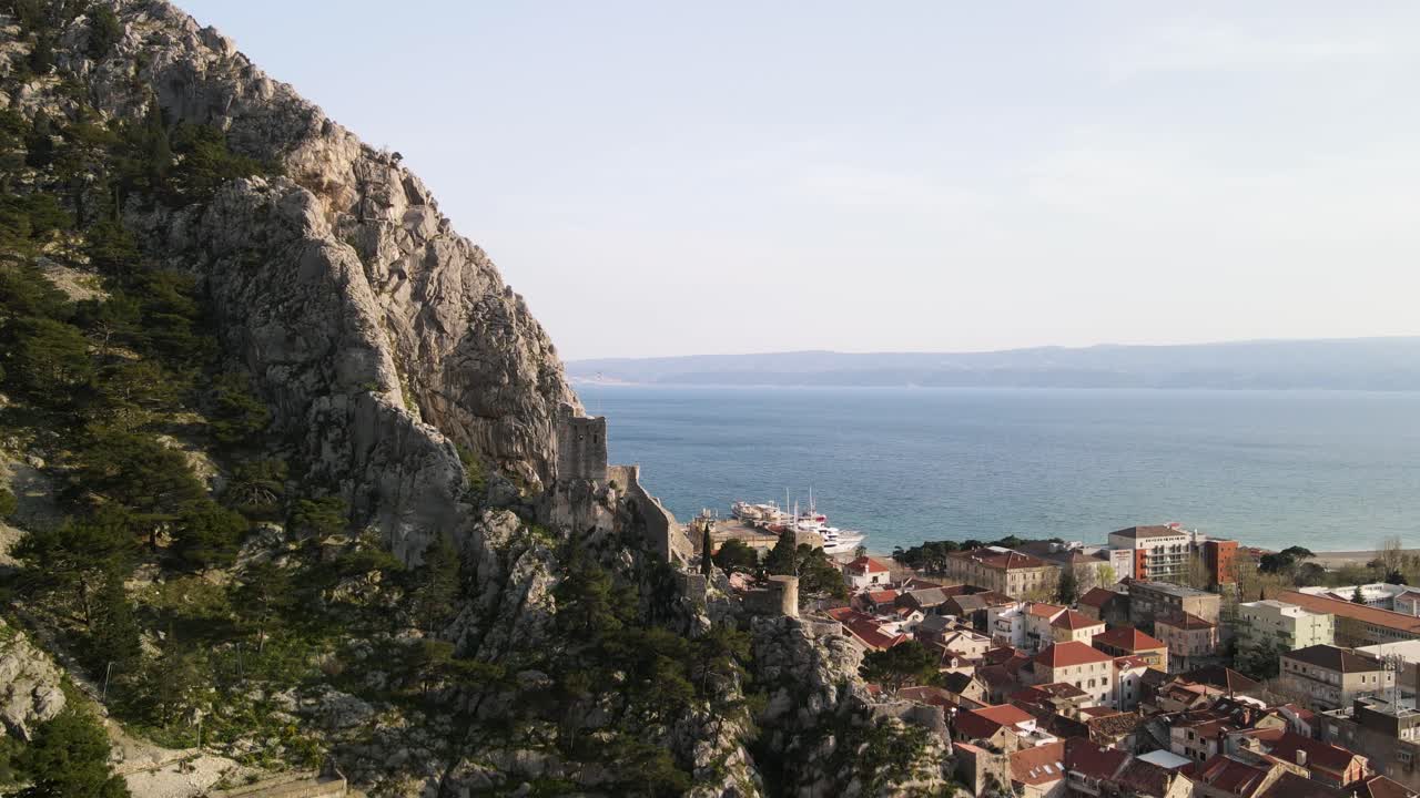 Omis Kasabası'nın deniz ve dağ yamacına karşı dağ eteklerinden görünümü - Hırvatistan