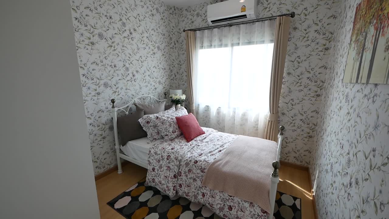 Decorazione per camera da letto carina ed elegante con carta da parati a motivi floreali