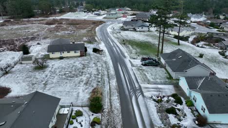 Schneebedeckte-Straße,-Die-Durch-Ländliche-Nachbarschaft-Führt