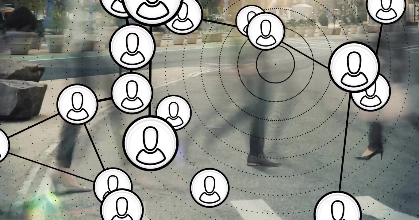 Pedestres atravessando a rua após o início, enquanto ícones de perfil se conectam sobre os pés mapeando dados da cidade.