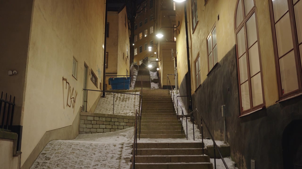 Lunga scalinata nel centro storico di Stoccolma, Svezia. Strade tranquille di notte d'inverno.