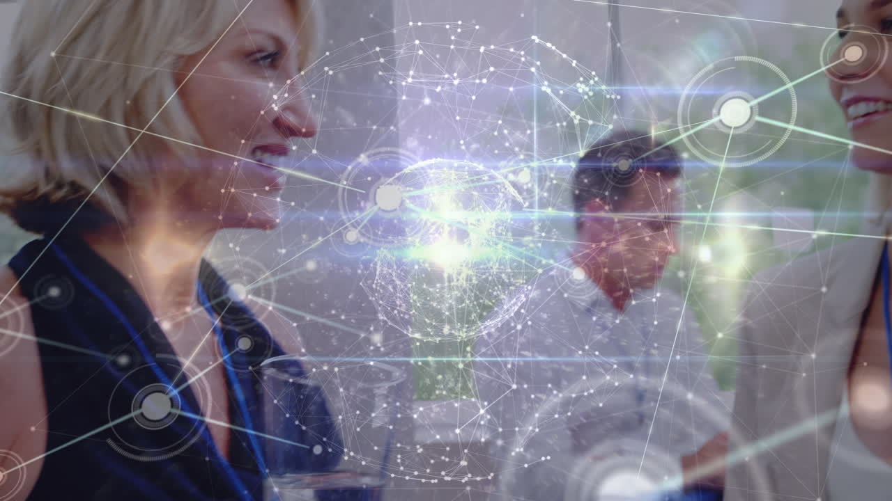 animación de una red de conexiones a través de un grupo de empresarios diversos que discuten en la oficina